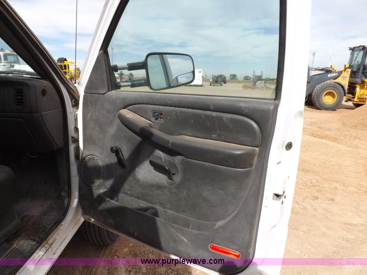 image for item I8334 2004 Chevrolet Silverado 3500 utility pickup truck