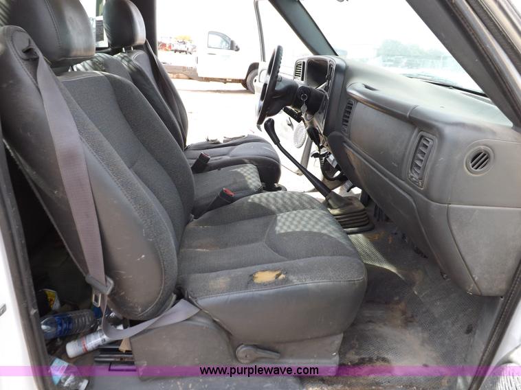 image for item I8334 2004 Chevrolet Silverado 3500 utility pickup truck