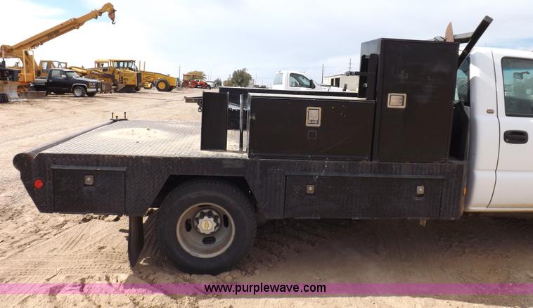 image for item I8334 2004 Chevrolet Silverado 3500 utility pickup truck