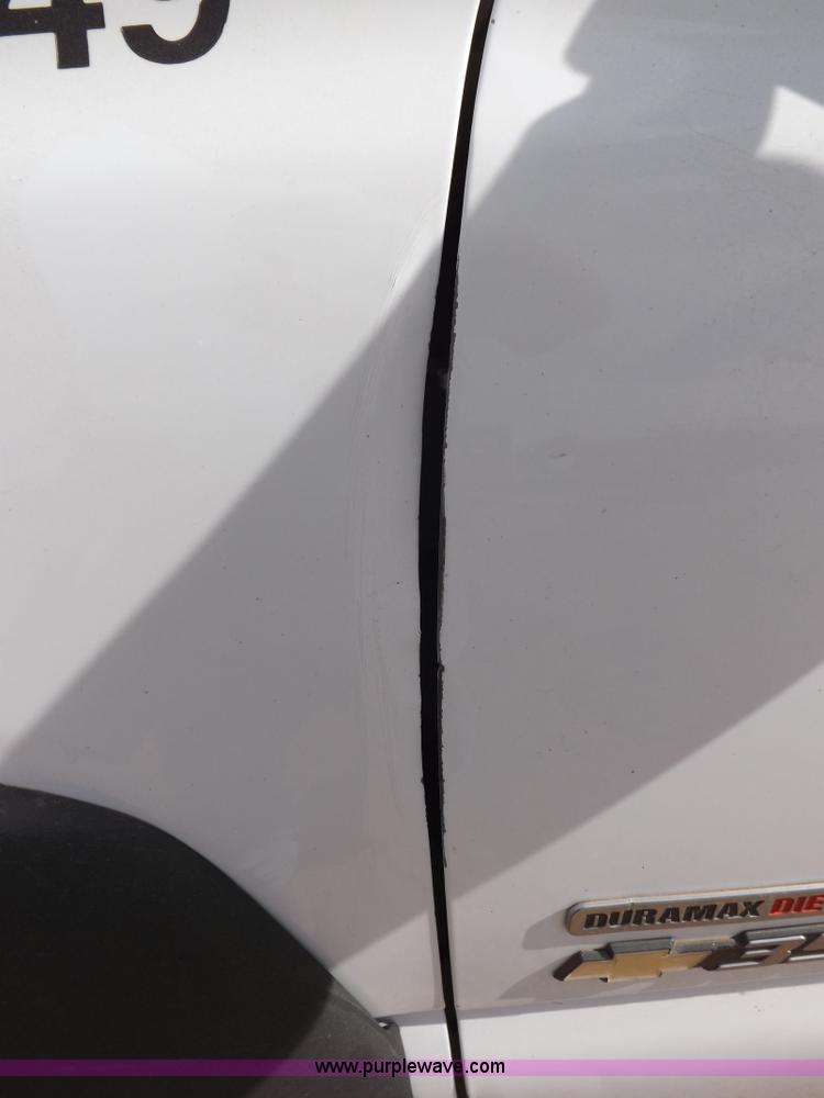 image for item I8334 2004 Chevrolet Silverado 3500 utility pickup truck