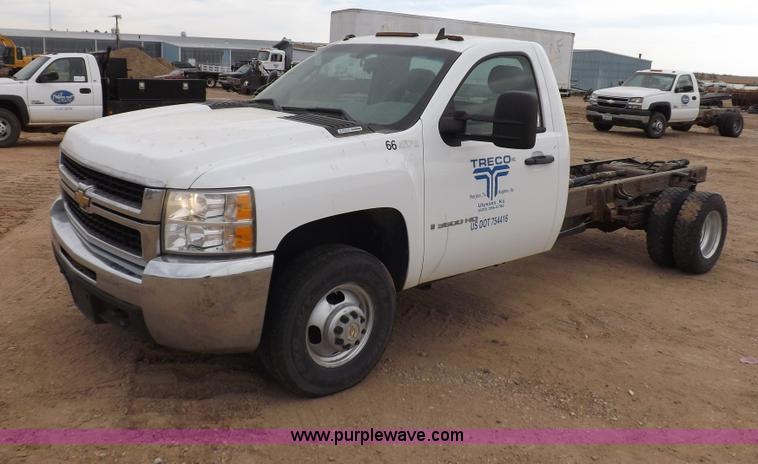 image for item I8335 2008 Chevrolet Silverado 3500HD pickup truck cab and chassis