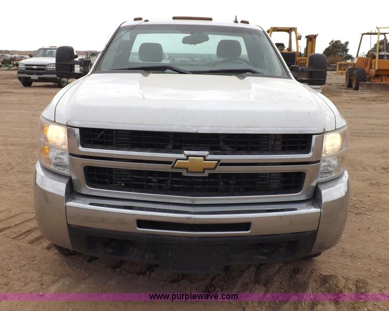 image for item I8335 2008 Chevrolet Silverado 3500HD pickup truck cab and chassis