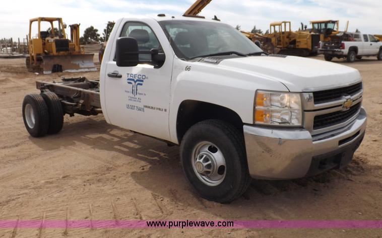 image for item I8335 2008 Chevrolet Silverado 3500HD pickup truck cab and chassis