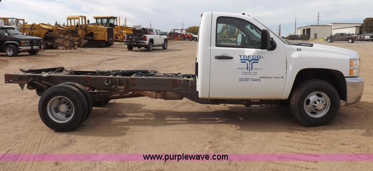 image for item I8335 2008 Chevrolet Silverado 3500HD pickup truck cab and chassis