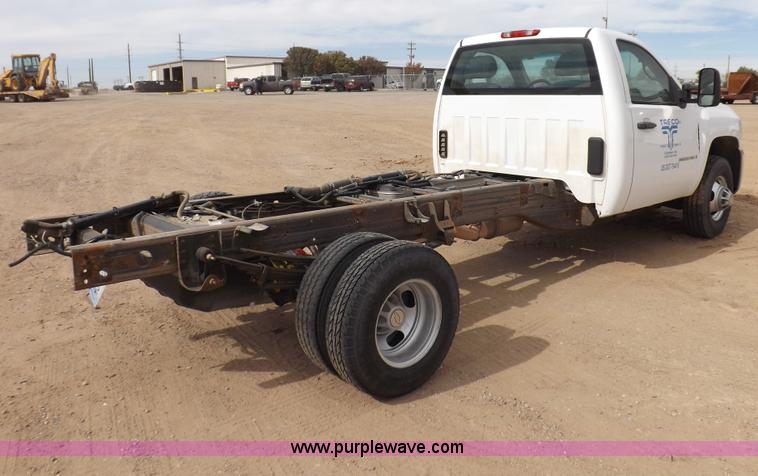 image for item I8335 2008 Chevrolet Silverado 3500HD pickup truck cab and chassis