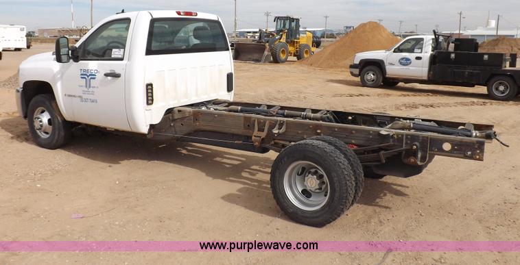 image for item I8335 2008 Chevrolet Silverado 3500HD pickup truck cab and chassis