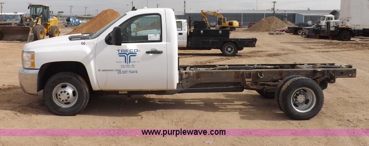 image for item I8335 2008 Chevrolet Silverado 3500HD pickup truck cab and chassis