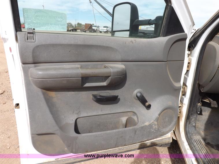 image for item I8335 2008 Chevrolet Silverado 3500HD pickup truck cab and chassis