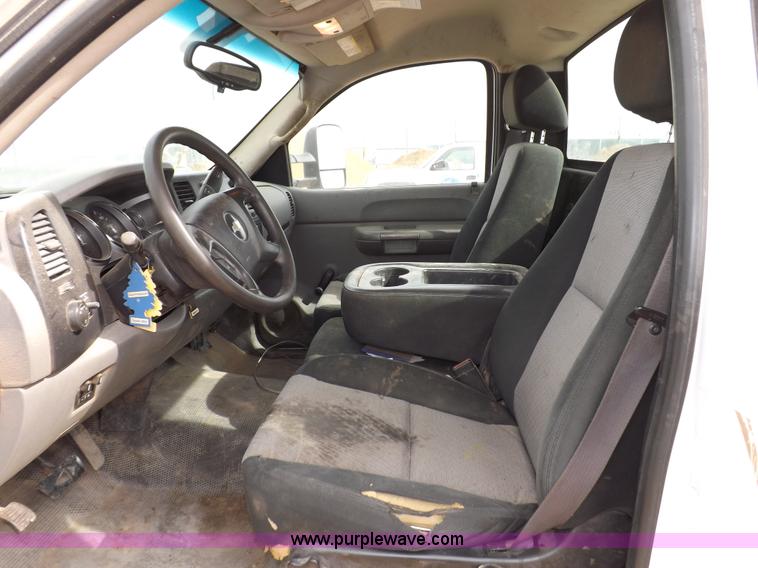 image for item I8335 2008 Chevrolet Silverado 3500HD pickup truck cab and chassis