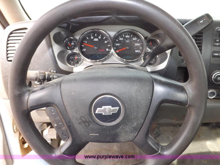 image for item I8335 2008 Chevrolet Silverado 3500HD pickup truck cab and chassis