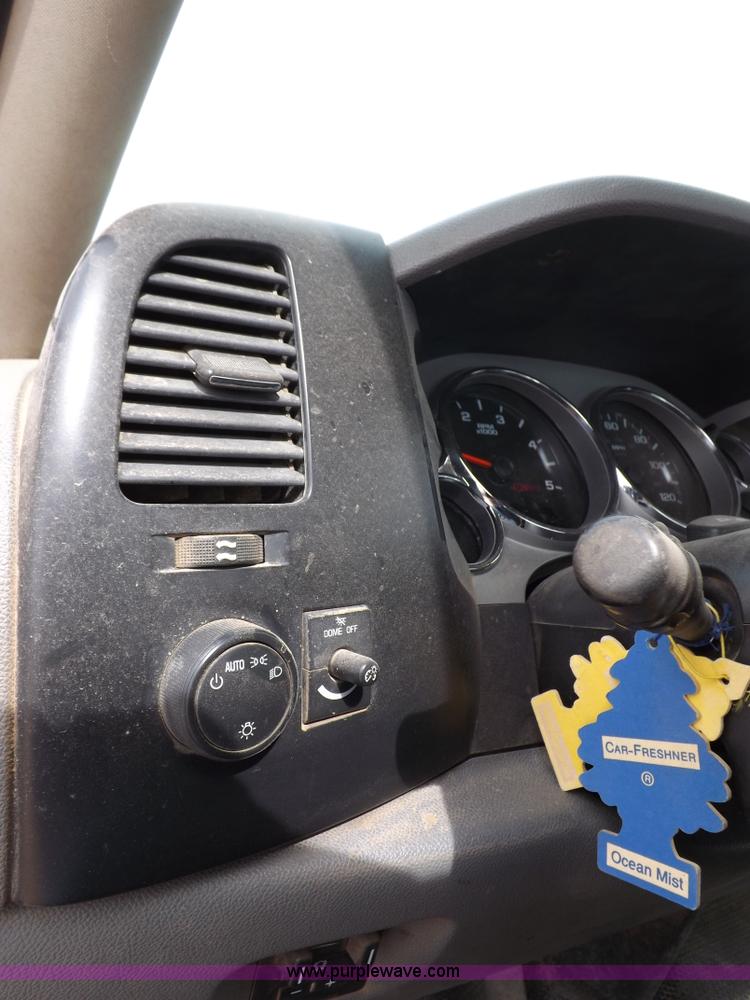 image for item I8335 2008 Chevrolet Silverado 3500HD pickup truck cab and chassis