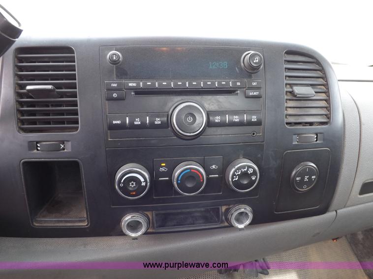 image for item I8335 2008 Chevrolet Silverado 3500HD pickup truck cab and chassis