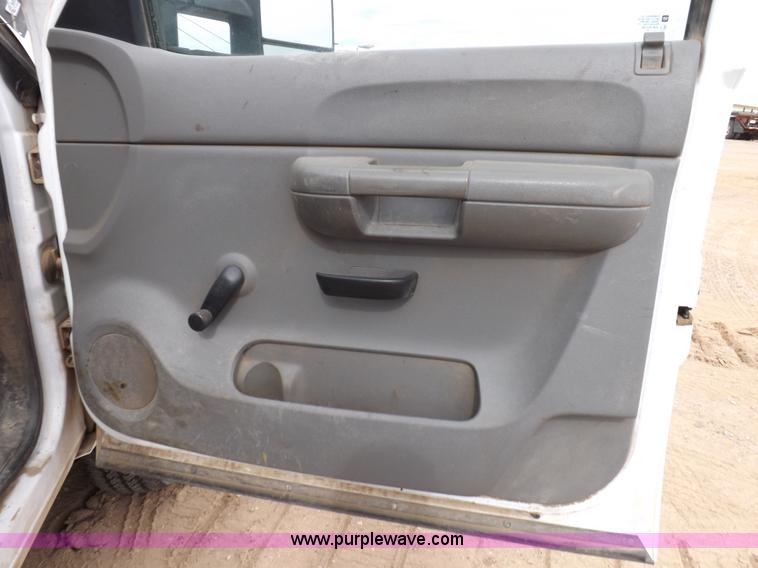 image for item I8335 2008 Chevrolet Silverado 3500HD pickup truck cab and chassis