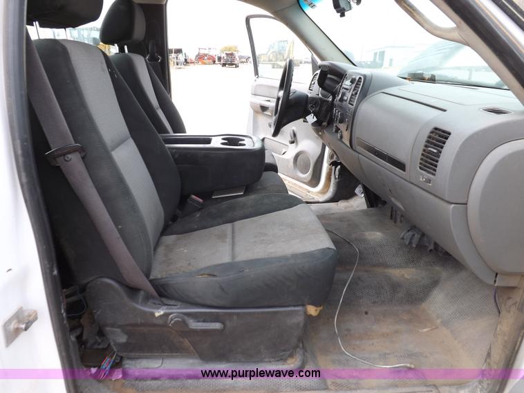 image for item I8335 2008 Chevrolet Silverado 3500HD pickup truck cab and chassis