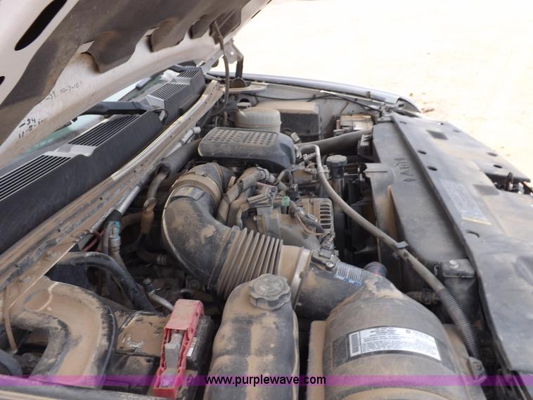 image for item I8335 2008 Chevrolet Silverado 3500HD pickup truck cab and chassis