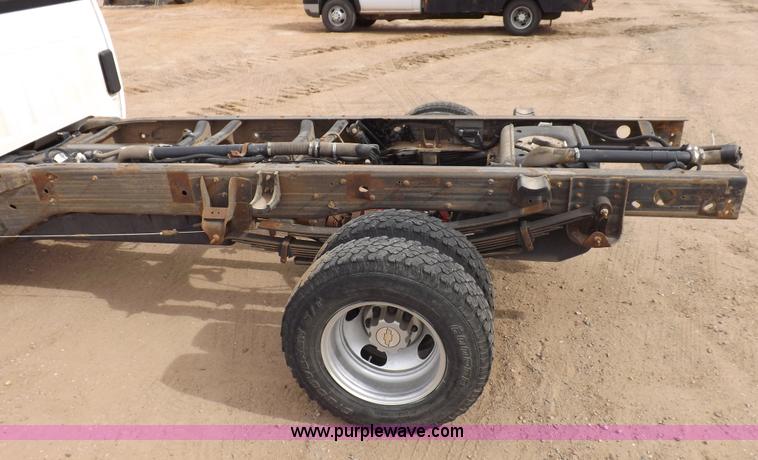 image for item I8335 2008 Chevrolet Silverado 3500HD pickup truck cab and chassis