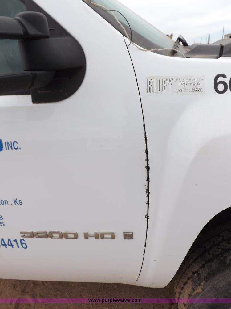 image for item I8335 2008 Chevrolet Silverado 3500HD pickup truck cab and chassis