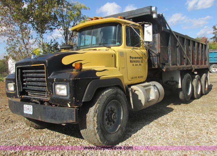 image for item AN9146 1994 Mack RD690S dump truck
