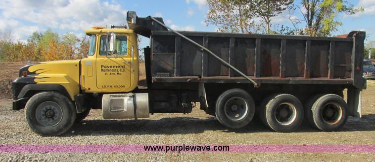 image for item AN9146 1994 Mack RD690S dump truck