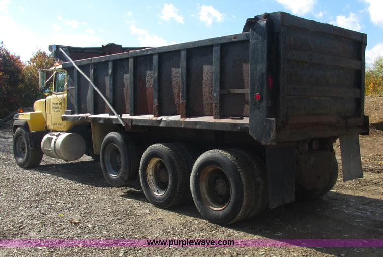image for item AN9146 1994 Mack RD690S dump truck
