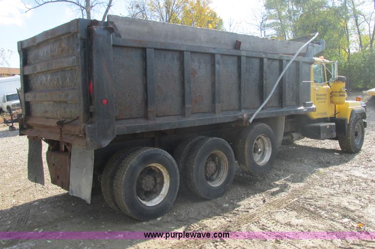 image for item AN9146 1994 Mack RD690S dump truck