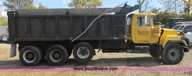 image for item AN9146 1994 Mack RD690S dump truck
