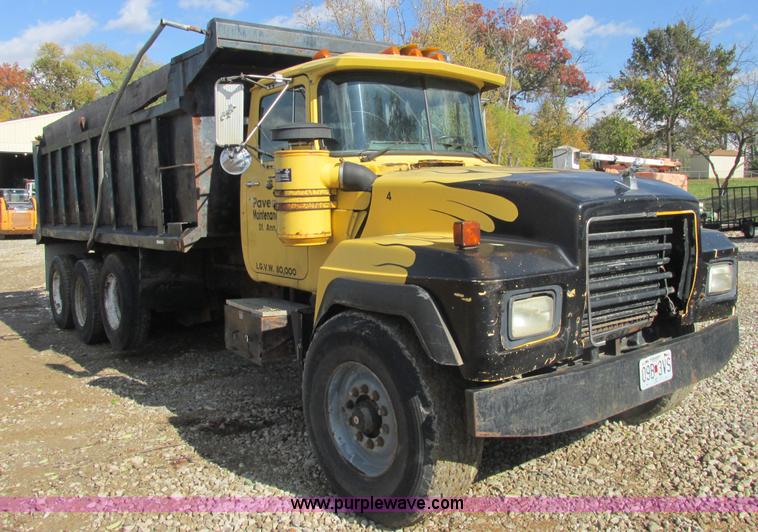 image for item AN9146 1994 Mack RD690S dump truck
