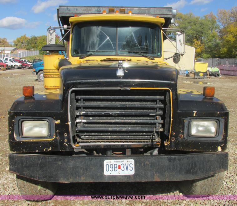 image for item AN9146 1994 Mack RD690S dump truck