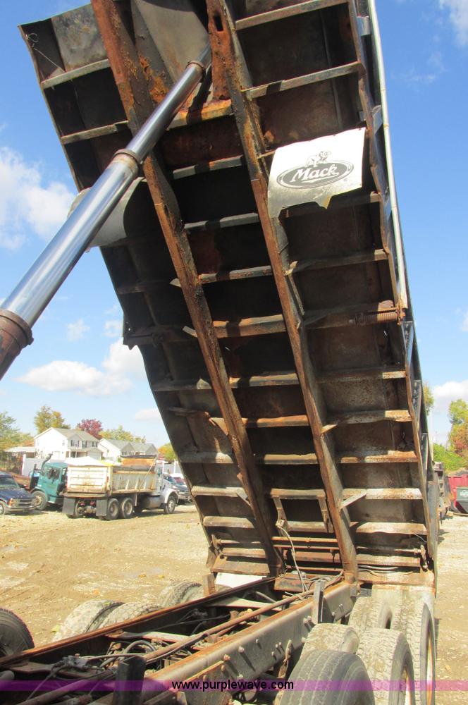 image for item AN9146 1994 Mack RD690S dump truck