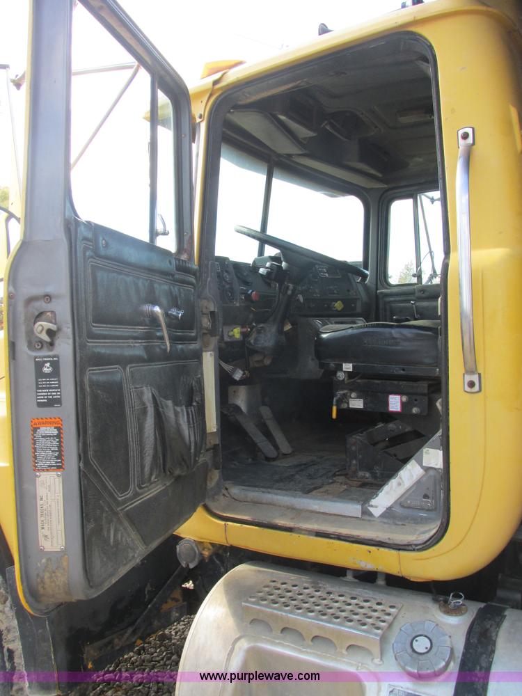 image for item AN9146 1994 Mack RD690S dump truck