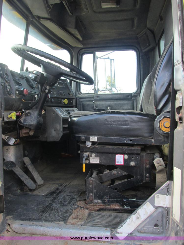 image for item AN9146 1994 Mack RD690S dump truck