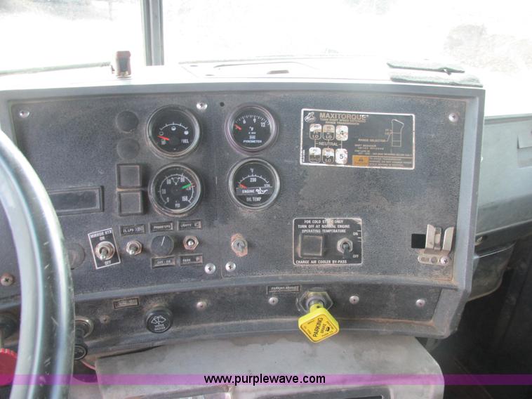 image for item AN9146 1994 Mack RD690S dump truck