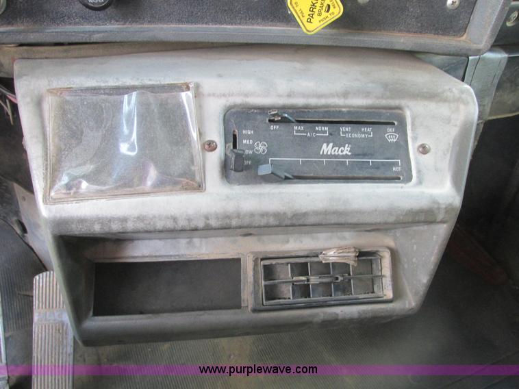 image for item AN9146 1994 Mack RD690S dump truck