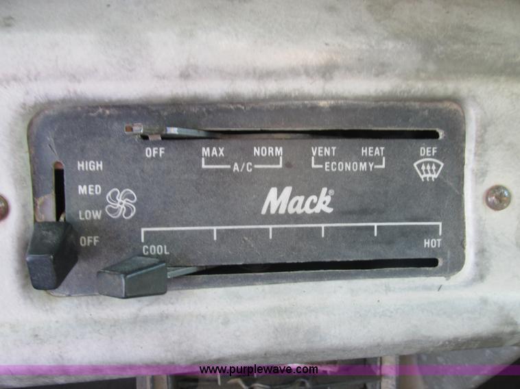 image for item AN9146 1994 Mack RD690S dump truck