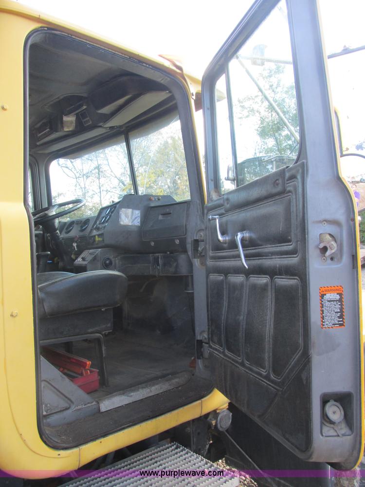 image for item AN9146 1994 Mack RD690S dump truck