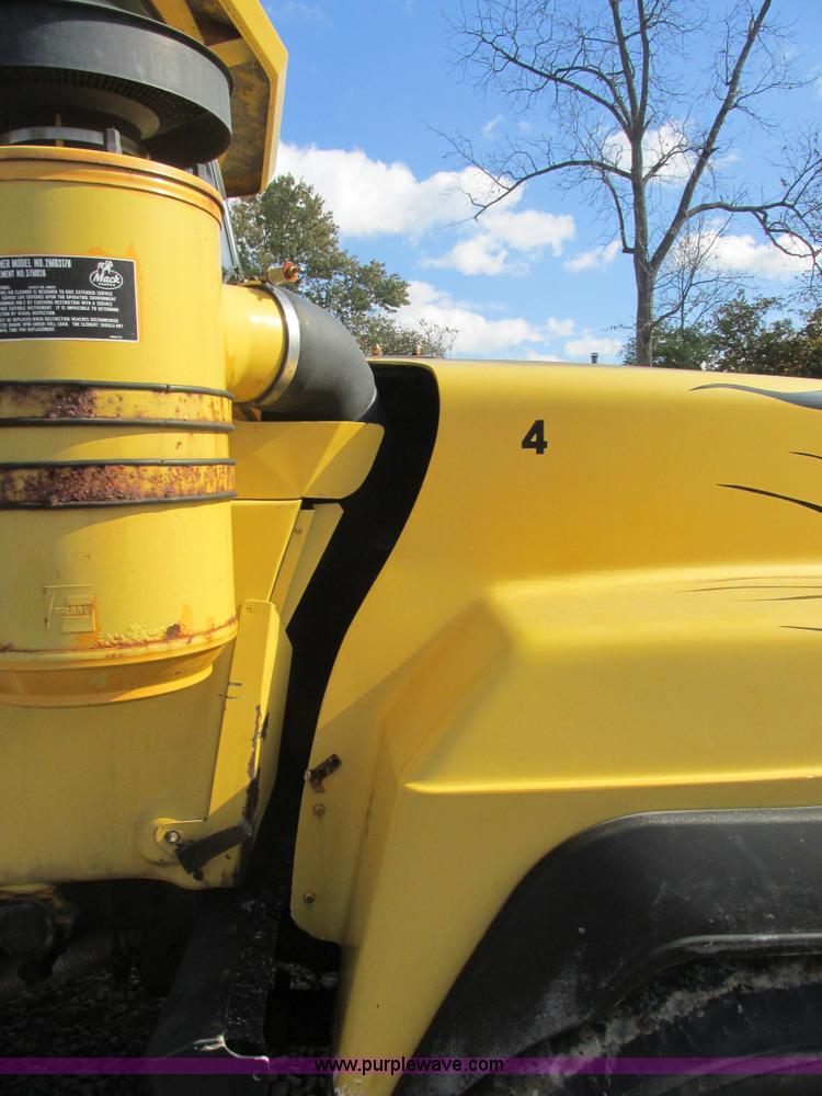 image for item AN9146 1994 Mack RD690S dump truck