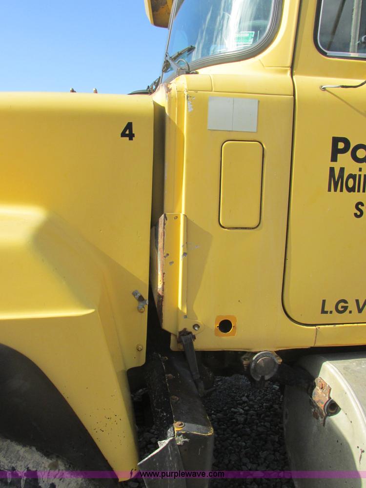 image for item AN9146 1994 Mack RD690S dump truck