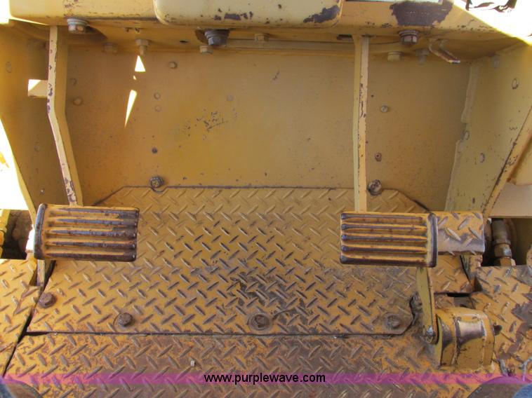 image for item F5379 1987 Komatsu D31P-17 dozer