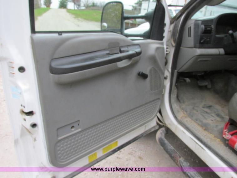 image for item F5380 2006 Ford F550 service truck