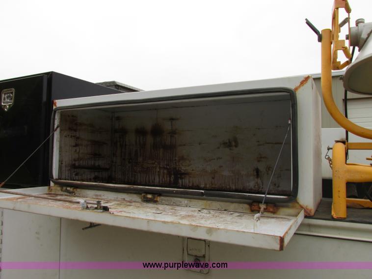 image for item F5380 2006 Ford F550 service truck