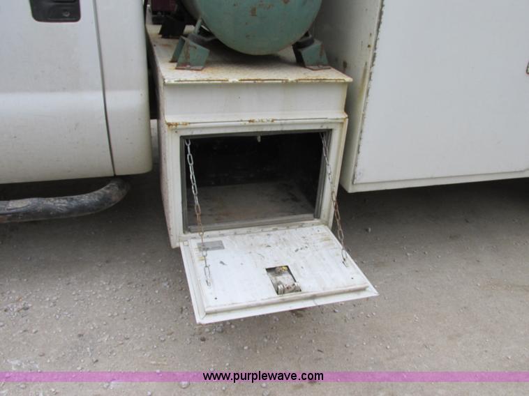 image for item F5380 2006 Ford F550 service truck
