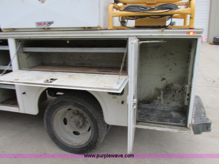 image for item F5380 2006 Ford F550 service truck