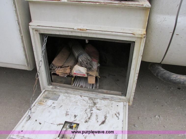 image for item F5380 2006 Ford F550 service truck