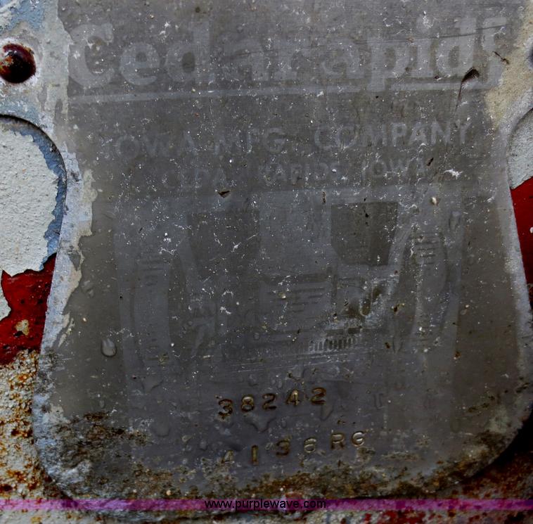 image for item F8012 Cedarapids roll crusher and screening unit