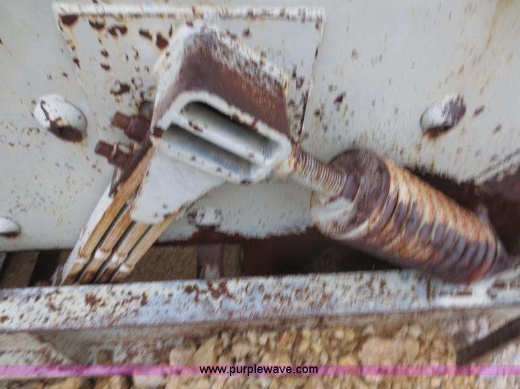 image for item F8012 Cedarapids roll crusher and screening unit