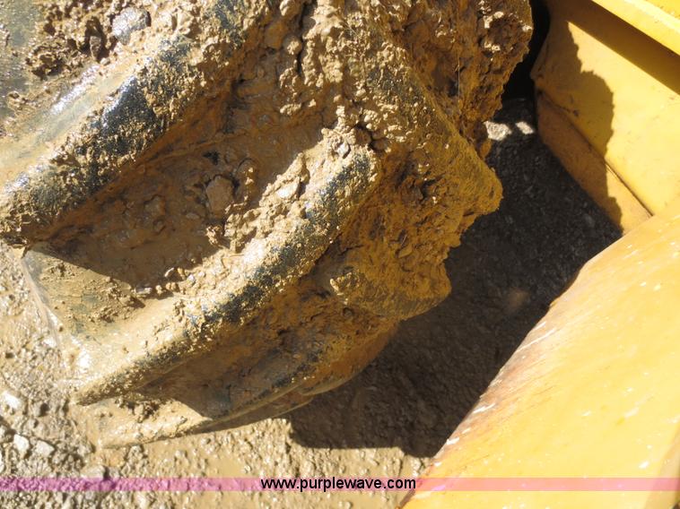 image for item F8013 1999 Vermeer V8100 trencher