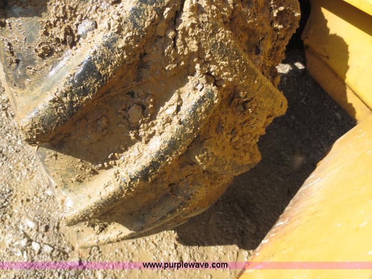 image for item F8013 1999 Vermeer V8100 trencher