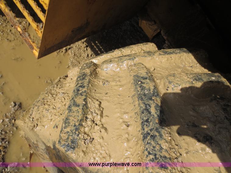 image for item F8013 1999 Vermeer V8100 trencher