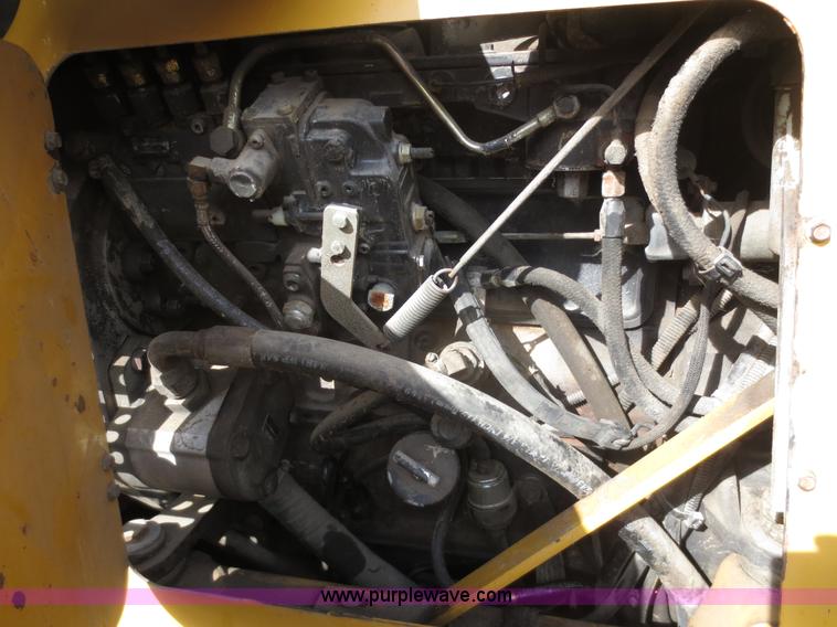 image for item F8013 1999 Vermeer V8100 trencher