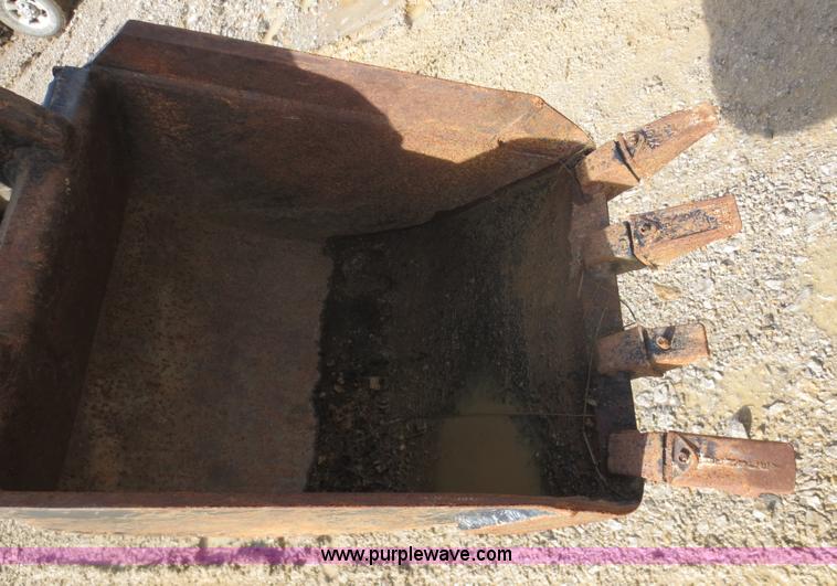 image for item F8013 1999 Vermeer V8100 trencher